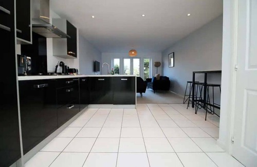 Magor House | Cohost Partners Cozy 4 Bed Home with Garden