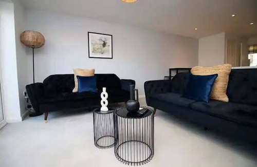Magor House | Cohost Partners Cozy 4 Bed Home with Garden