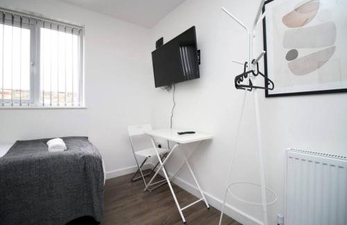 Penylan Apartment | Cohost Partners | Smart TV | 5 Min City | Parking