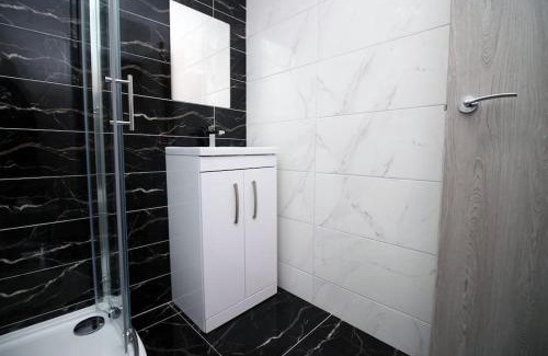Penylan Apartment | Cohost Partners | Smart TV | 5 Min City | Parking