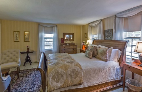 Henniker Hotel | Colby Hill Inn
