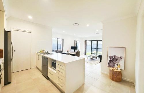 Colebee Villa | Colebee 5 Bedroom near Shopping WiFi Central AC