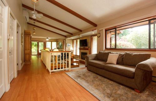 North Saanich House | Coles Bay Vacation Retreat