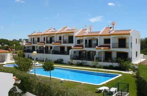 Carvoeiro Apartment | Colina Verde C Lote 3, A Stunning Townhouse With Shared Pool Close to Beach/Town