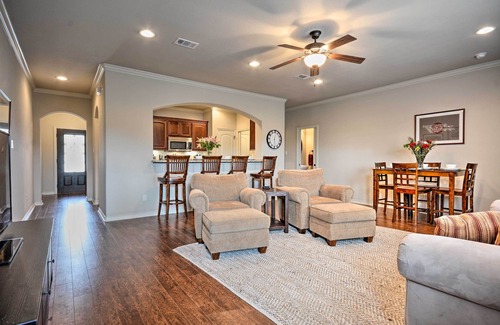 College Station House | College Station Townhouse w/Private Patio