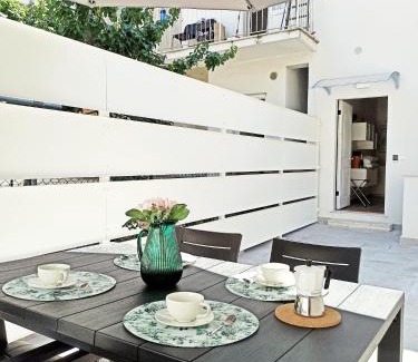 Civitanova Marche Apartment | Colleoni 19 Parigi, Appartamento superior con corte privata