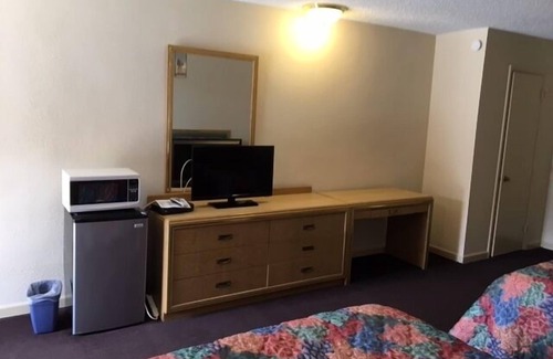 East Windsor Hotel | Colonade Motel