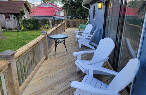 Issue House | Colonial Beach Private Beach/Dock -Water View Bungalow