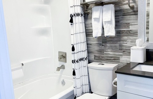 Grand Bend Hotel | Colonial Hotel & Suites - Standard Queen