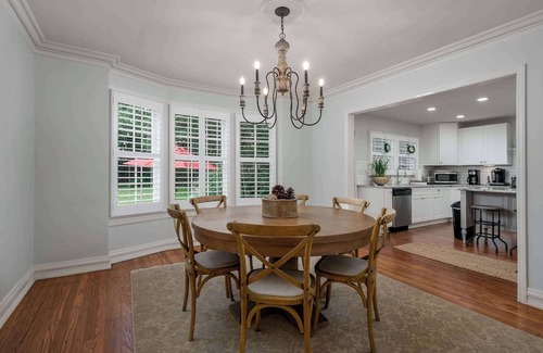 Forest Lake House | Colonial on 15th - Walk to Campus- 3BR 3BA- 5 TVs