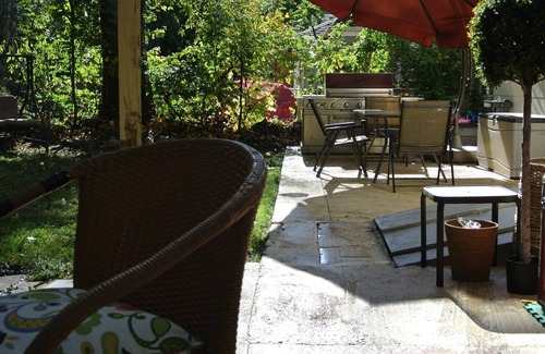 Leonia House | Colonial style house with 3 bedrooms , family room , backyard .