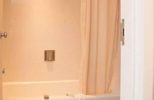 Lyndon Center Hotel | Colonnade Inn