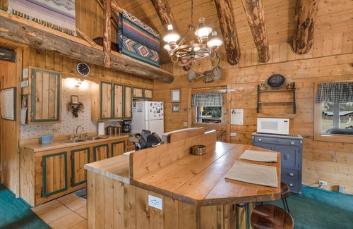 South Fork House | Colorado Cabin 20 Mins to Wolf Creek Ski Area - Private Hot Tub