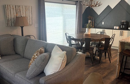 Edwards House | Colorado Mountain Getaway - nNEWLY RENOVATED plus Air Conditioning!