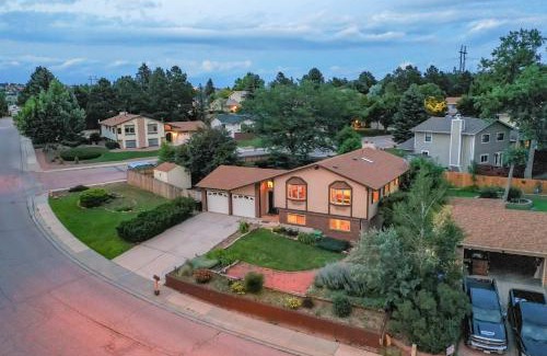 Northeast Colorado Springs House | Colorado Retreat-King-Pikes Peak View-Foosball