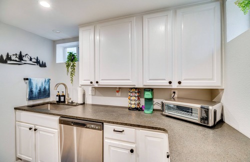 Pleasant Valley Apartment | Colorado Springs Apt w/Private Hot Tub