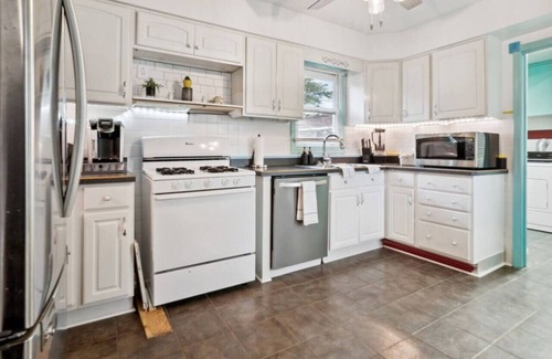 Mayfield Heights House | Colorful and Quiet - 3-Bedroom Cottage Home in Mayfield Heights
