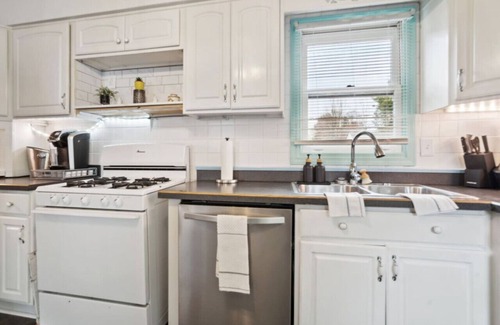 Mayfield Heights House | Colorful and Quiet - 3-Bedroom Cottage Home in Mayfield Heights