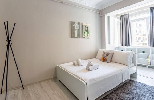 Nisantasi Apartment | Colorful Breezy Apartment Close Trendy Attractions in the Heart of Nisantasi