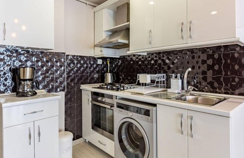 Nisantasi Apartment | Colorful Breezy Apartment Close Trendy Attractions in the Heart of Nisantasi