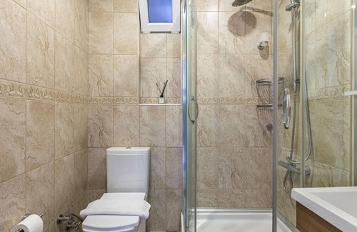 Nisantasi Apartment | Colorful Breezy Apartment Close Trendy Attractions in the Heart of Nisantasi