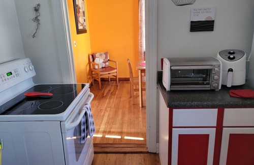 Murray Hill House | Colorful Family Friendly, Pet Friendly Bungalow, Sleeps 6 - Jacksonville, FL