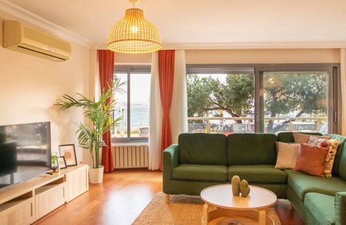 Karsiyaka Apartment | Colorful Flat near Karsiyaka Coast in Karsiyaka