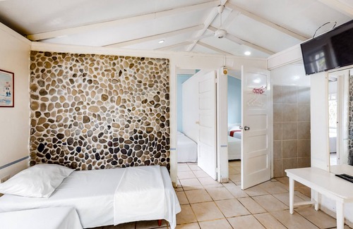 Puntarenas Cottage | Colorful getaway w/ shared pool/gardens & a great beachfront location!
