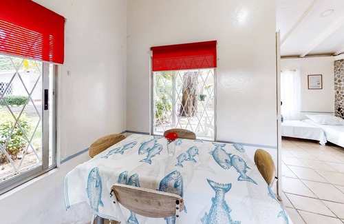 Puntarenas Cottage | Colorful getaway w/ shared pool/gardens & a great beachfront location!