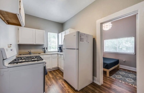 Alta Vista Apartment | Colorful Pearl & Riverwalk Downtown Apartment!