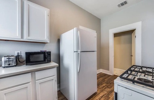 Alta Vista Apartment | Colorful Pearl & Riverwalk Downtown Apartment!