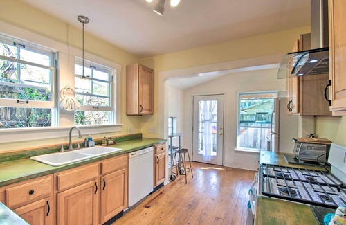 East Hill House | Colorful Pensacola Oasis: 1 Block to Bayview Park!