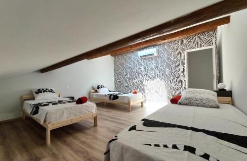 Meze Apartment | ColorMix 3 étoiles - 95m2 Plein Centre - Ensoleillé Climatisé