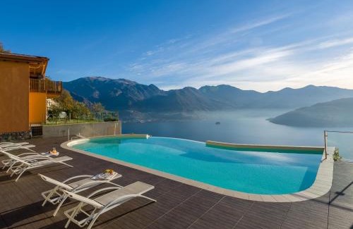 Parzanica Apartment | Colosseo with wonderful lake view and swimming pool