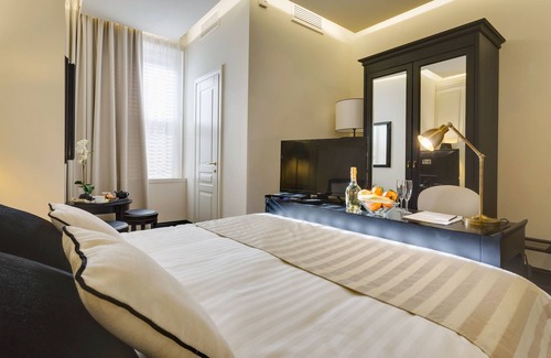 Celio Bed & Breakfast | Colosseum Deluxe room and bathroom ensuite