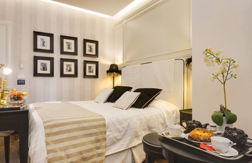 Celio Bed & Breakfast | Colosseum Deluxe room and bathroom ensuite
