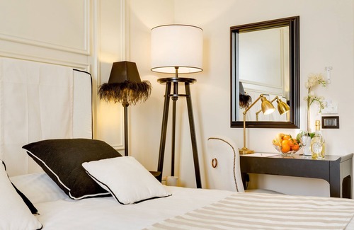 Celio Bed & Breakfast | Colosseum Deluxe room and bathroom ensuite