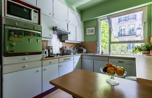 16th Arrondissement Apartment | Colourful on rue Singer, by Veeve