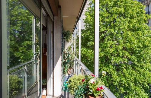 16th Arrondissement Apartment | Colourful on rue Singer, by Veeve