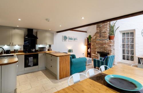 Oxford House | Colthorn Farm Cottage By Aryas Properties - Oxford