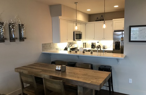 Troutdale House | Columbia Gorge Industrial Loft on 2nd Street - 2 bdrm plus Den