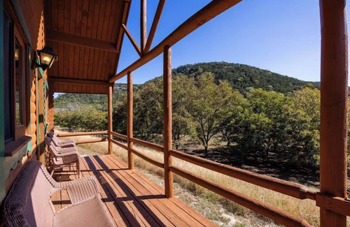 Medina Cabin | Comanche Suite: Texas Hill Country Resort + Pool
