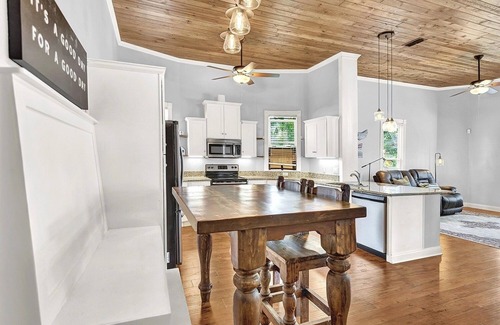 Hondo House | Come Relax: 2 K Bedrooms, Dogs Welcome