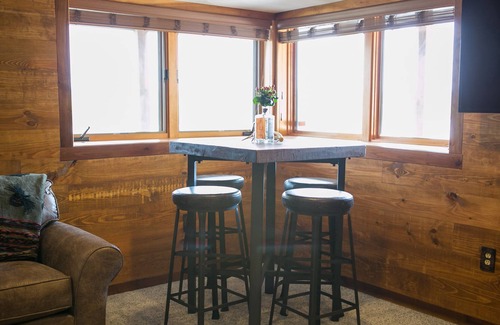 Magnet Cabin | Come relax & enjoy our luxury log cabin, watch barges on banks of the Ohio River