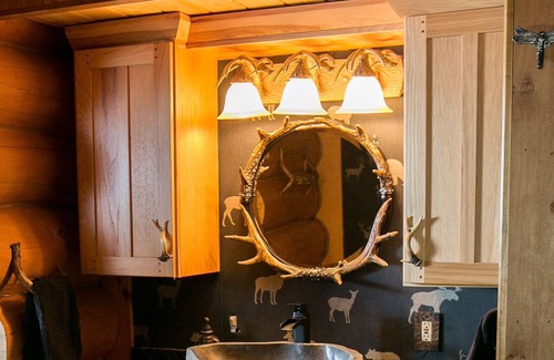 Magnet Cabin | Come relax & enjoy our luxury log cabin, watch barges on banks of the Ohio River