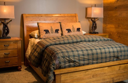 Magnet Cabin | Come relax & enjoy our luxury log cabin, watch barges on banks of the Ohio River