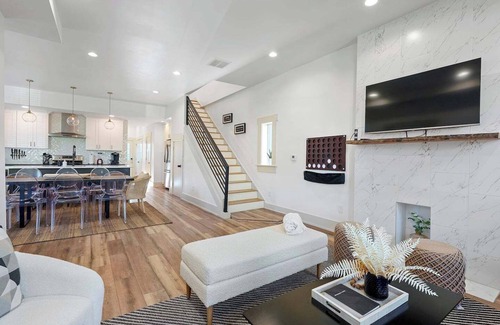 Near East Columbus House | Come see the vibe for yourself & enjoy hassle-free fun with your family!
