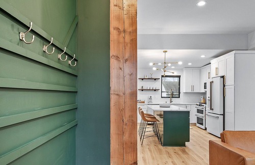 Northeast Minneapolis Apartment | Come Stay at “Delmonico’s”! A Luxury Renovation!