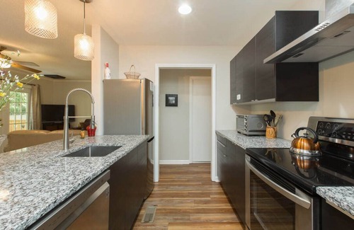 Kenilworth Ski Chalet | Come to Asheville! Treetop Mountain Views In Downtown AVL - FP, Dog Friendly!
