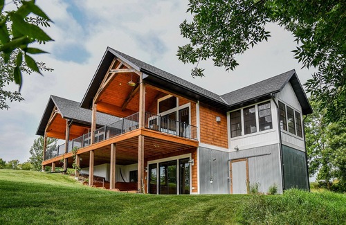 Frazee House | Come vacation on Long Lake in this beautiful home!